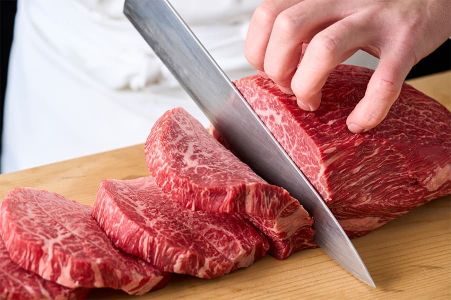 「とうげ」直営牧場の一元管理と、確かな目利き 